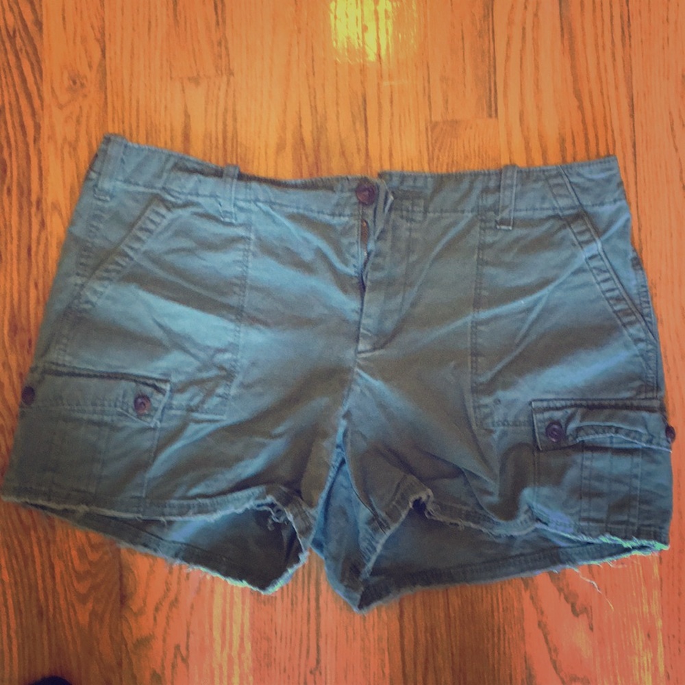 EUC GAP army green cargo shorts size 10
